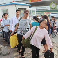 Tin tức trong ngày - Ùn ùn rời thủ đô về quê nghỉ lễ