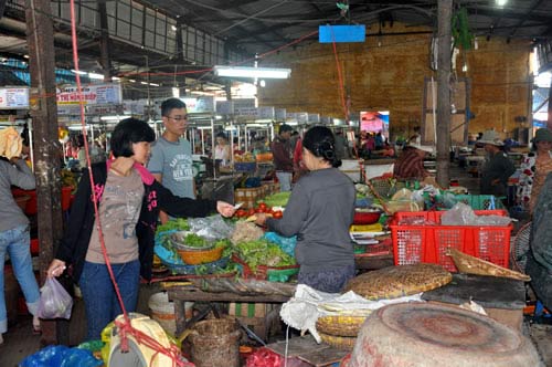 Giá hàng hóa “bốc hỏa” theo xăng - 1