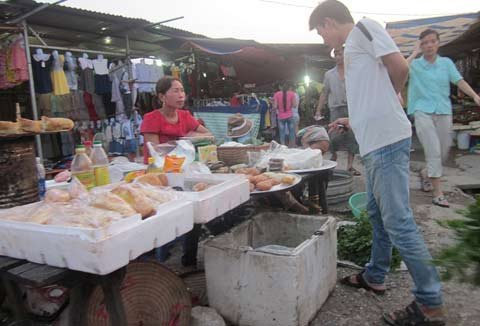 Chợ công nhân đìu hiu mùa bão giá - 9