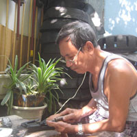 Tin tức trong ngày - Người làm dép cao su duy nhất ở Hà thành