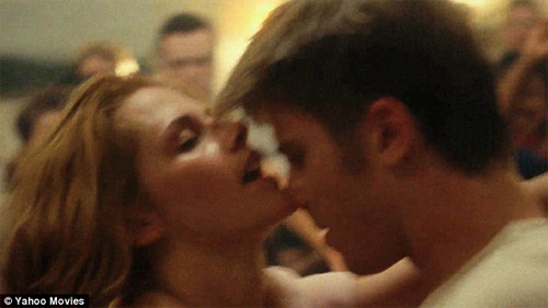 Kristen "âu yếm" với hai người đàn ông - 3