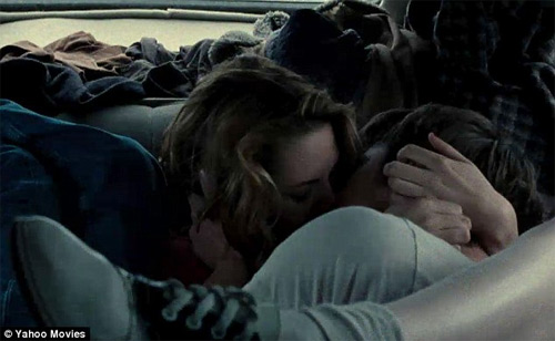 Kristen "âu yếm" với hai người đàn ông - 2