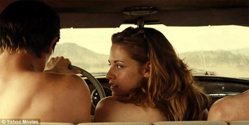 Kristen "âu yếm" với hai người đàn ông - 4
