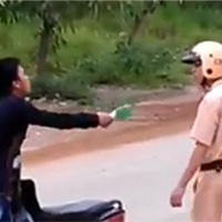 Pháp luật - Bị kiểm tra, vác dao đe dọa CSGT