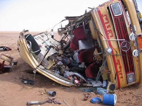 Iran: Xe buýt đâm đá tảng, 19 người chết - 1