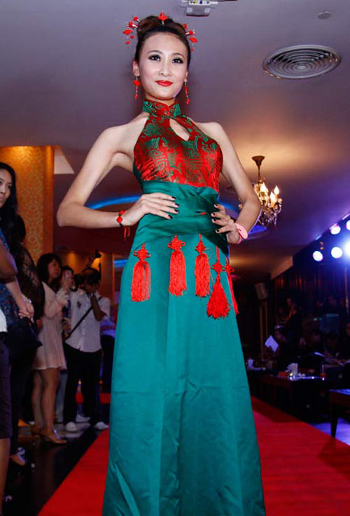 Ngọc Oanh đọ sexy với thí sinh ngoại - 11