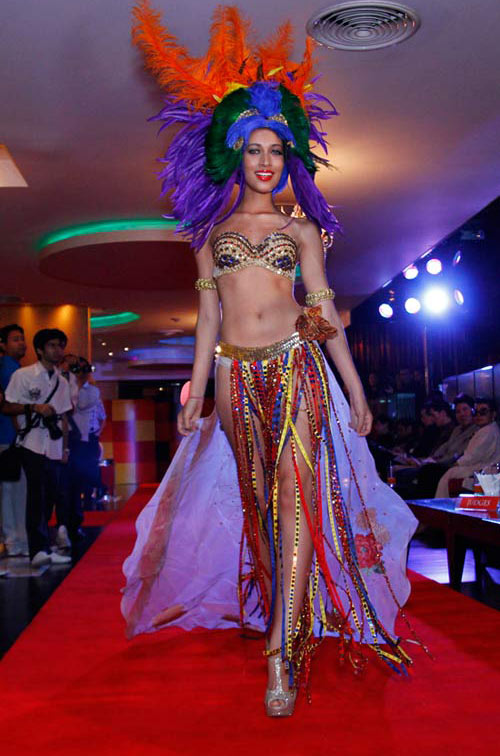 Ngọc Oanh đọ sexy với thí sinh ngoại - 12