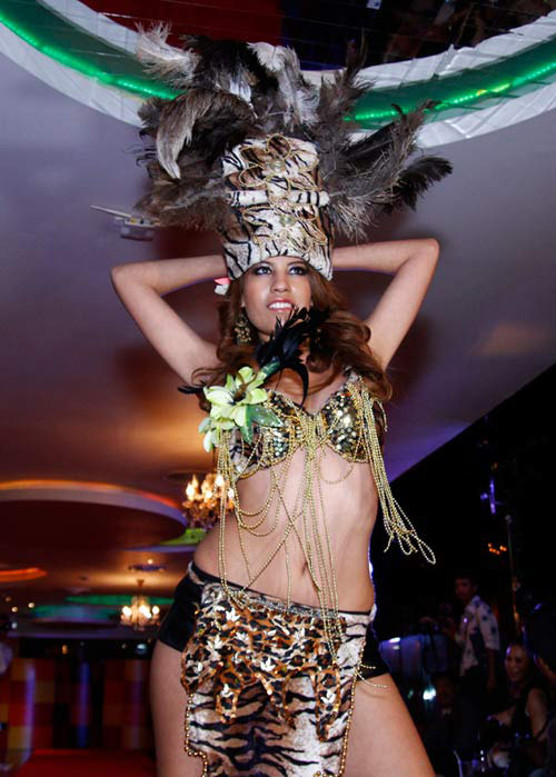 Ngọc Oanh đọ sexy với thí sinh ngoại - 13