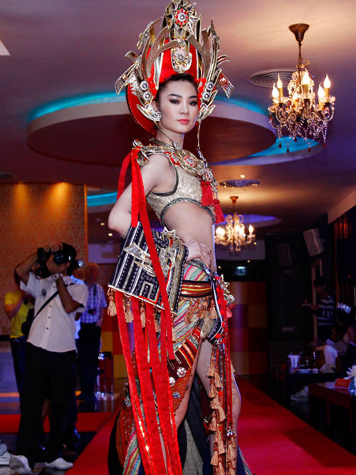 Ngọc Oanh đọ sexy với thí sinh ngoại - 3