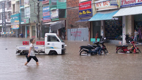 Một cháu bé lọt cống chết trong mưa - 2