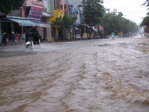 Một cháu bé lọt cống chết trong mưa - 4