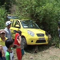 Pháp luật - Tàu lửa đâm taxi, nhiều người tử vong