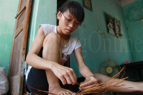 Ôm nhau khóc vì con đỗ đại học - 2