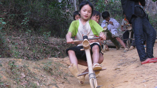 Chùm ảnh: Trẻ em dân tộc đua xe mạo hiểm - 2