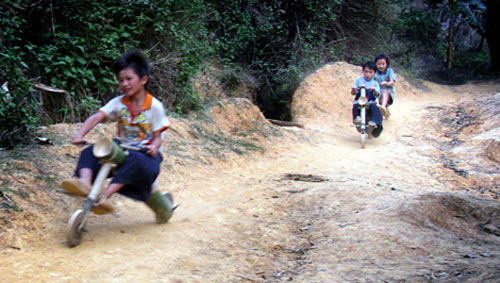 Chùm ảnh: Trẻ em dân tộc đua xe mạo hiểm - 3
