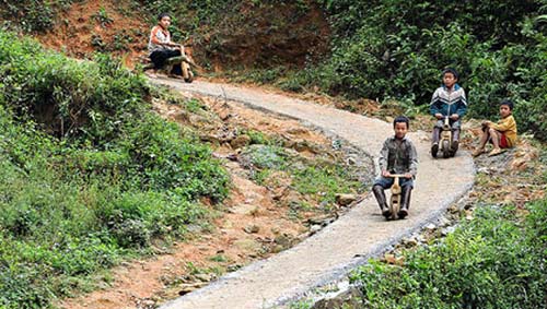 Chùm ảnh: Trẻ em dân tộc đua xe mạo hiểm - 4