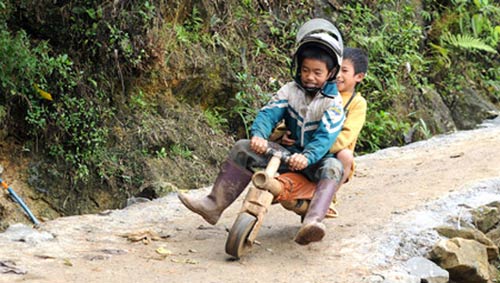 Chùm ảnh: Trẻ em dân tộc đua xe mạo hiểm - 6