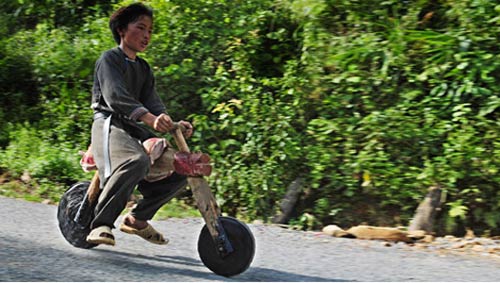 Chùm ảnh: Trẻ em dân tộc đua xe mạo hiểm - 7
