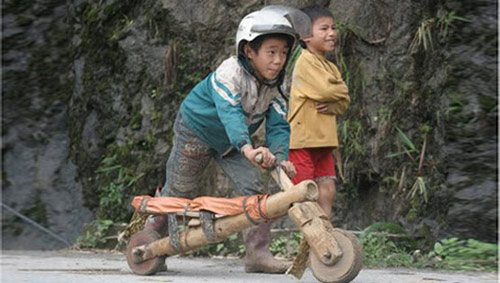 Chùm ảnh: Trẻ em dân tộc đua xe mạo hiểm - 8