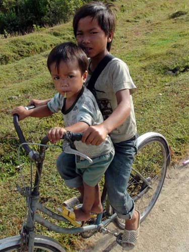 Đến trường từ “thung lũng da cam” - 5