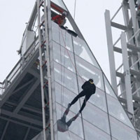 Tin tức trong ngày - Hoàng tử Anh "đùa với tử thần"