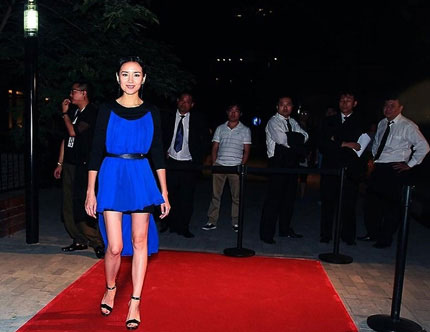 Bi hài chuyện khoe chân của sao - 14