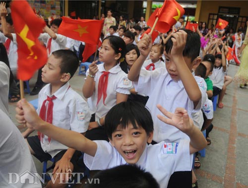 Xúc động HS đón khai giảng "bằng tay" - 2