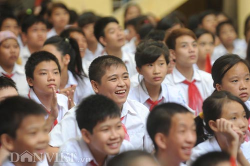 Xúc động HS đón khai giảng "bằng tay" - 10