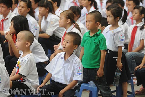 Xúc động HS đón khai giảng "bằng tay" - 11