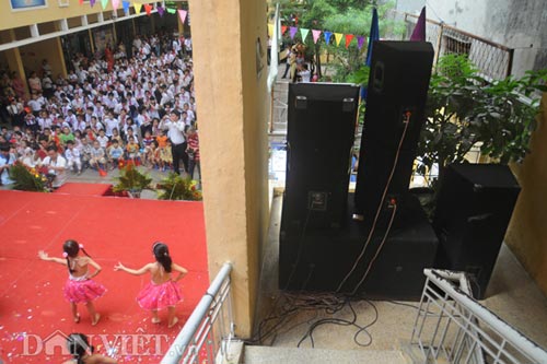 Xúc động HS đón khai giảng "bằng tay" - 12