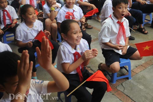 Xúc động HS đón khai giảng "bằng tay" - 13