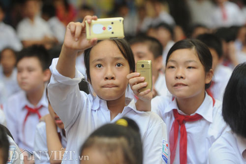 Xúc động HS đón khai giảng "bằng tay" - 14