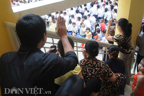 Xúc động HS đón khai giảng "bằng tay" - 15