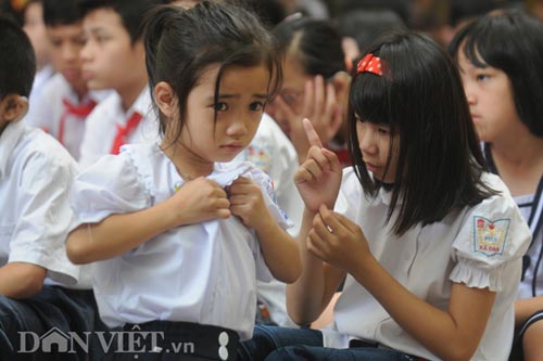 Xúc động HS đón khai giảng "bằng tay" - 3