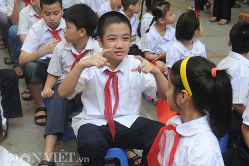 Xúc động HS đón khai giảng "bằng tay" - 4