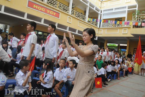 Xúc động HS đón khai giảng "bằng tay" - 6
