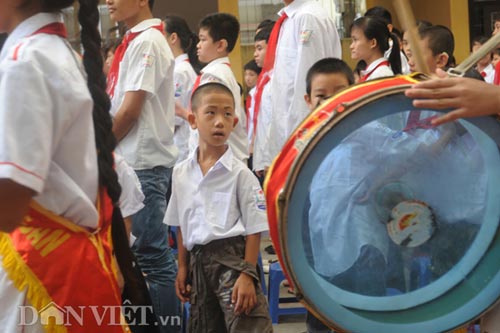 Xúc động HS đón khai giảng "bằng tay" - 7