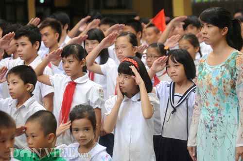 Xúc động HS đón khai giảng "bằng tay" - 8