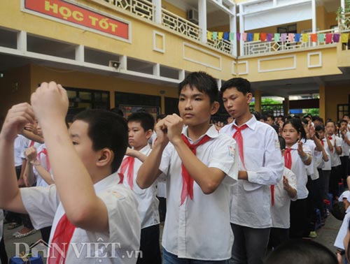Xúc động HS đón khai giảng "bằng tay" - 9