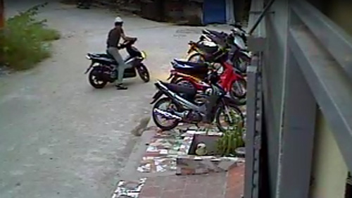 Phá khóa cổ, trộm xe tay ga trong 3 giây - 3