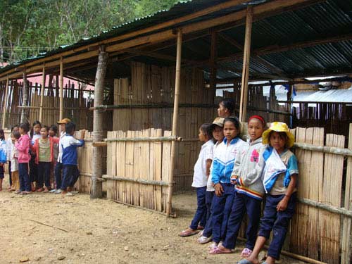 Thiếu nhà vệ sinh, thầy trò "đi bụi" - 2