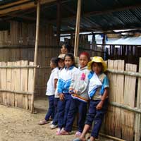 Giáo dục - du học - Thiếu nhà vệ sinh, thầy trò "đi bụi"