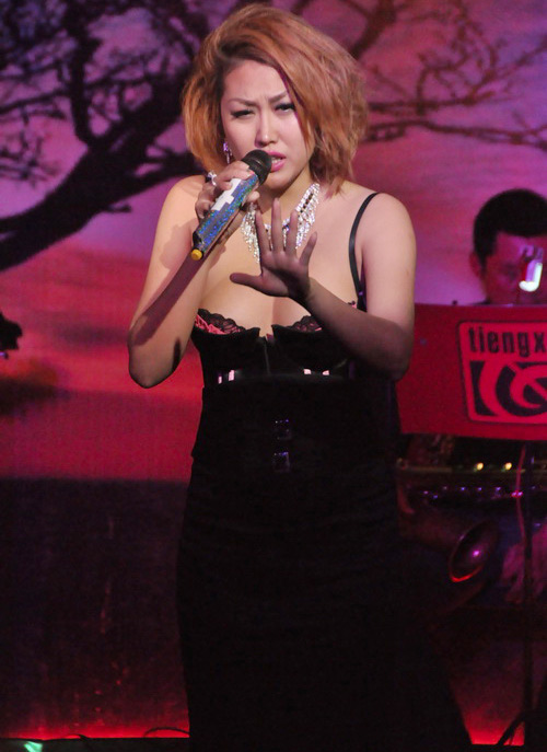 Người đẹp buông hờ thềm ngực với váy dây - 18