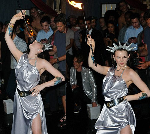 Em họ Công nương Anh cởi xiêm y táo bạo - 1