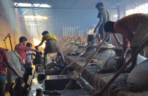 Đột nhập xưởng chế nước hoa tại Ấn Độ - 1