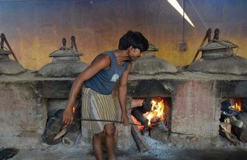 Đột nhập xưởng chế nước hoa tại Ấn Độ - 3