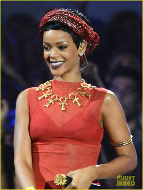 Rihanna mặc áo dài xuyên thấu nhảy sexy - 1