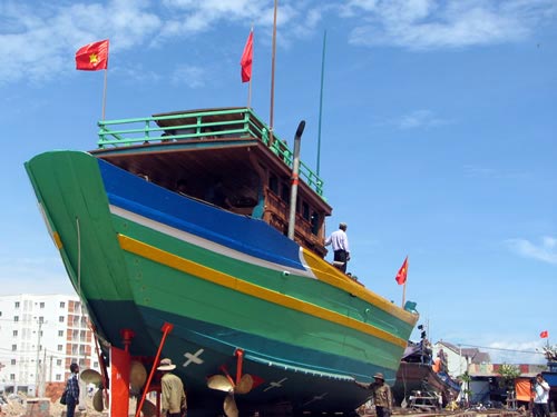 Tiếp sức cho ngư dân vươn khơi - 1