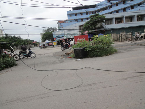 Hà Nội: Dây điện mắc võng trên đường - 2