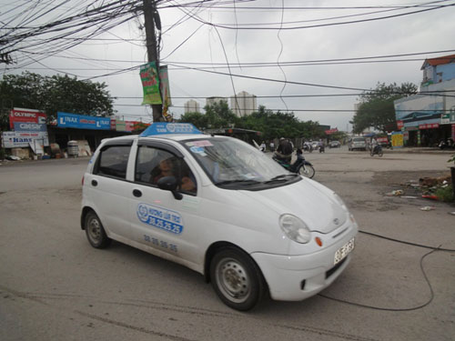 Hà Nội: Dây điện mắc võng trên đường - 3